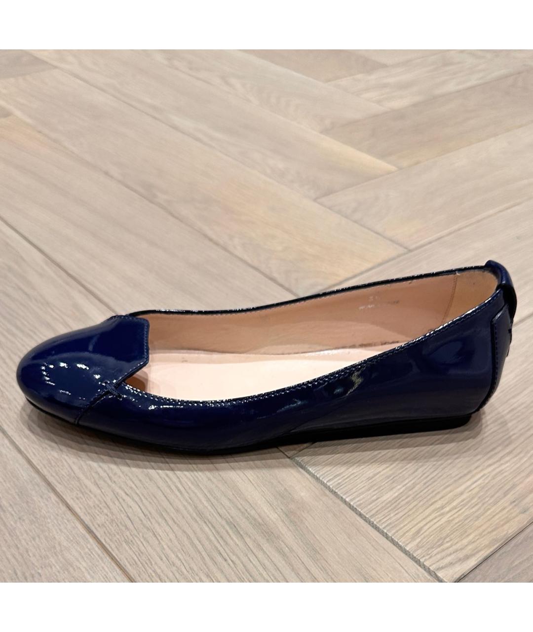 TOD'S Темно-синие лодочки на низком каблуке из лакированной кожи, фото 9