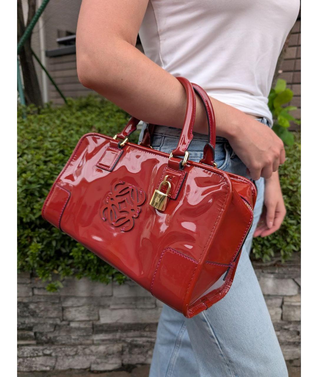 LOEWE Коралловая сумка с короткими ручками из лакированной кожи, фото 5