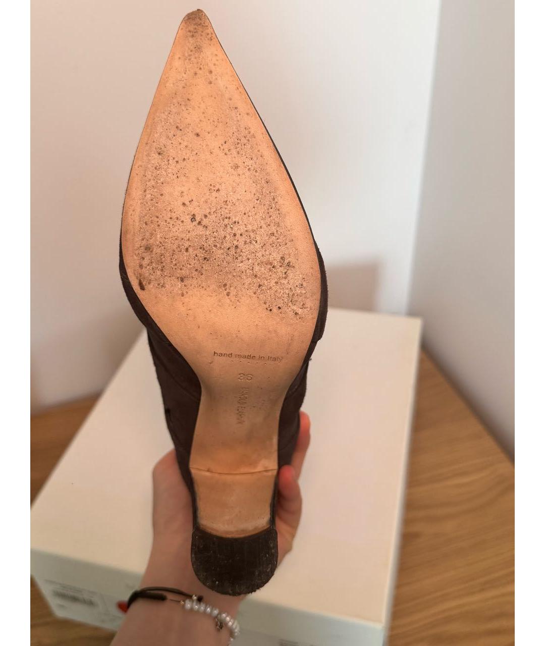 MANOLO BLAHNIK Антрацитовые замшевые ботильоны, фото 4