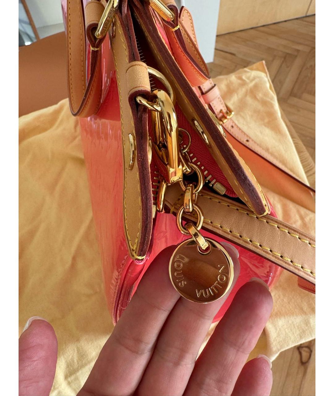 LOUIS VUITTON Коралловая сумка с короткими ручками из лакированной кожи, фото 3