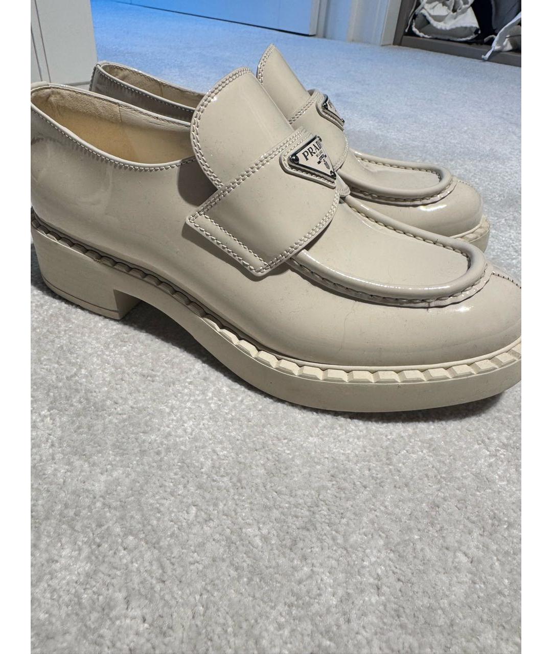 PRADA Бежевые лоферы из лакированной кожи, фото 3
