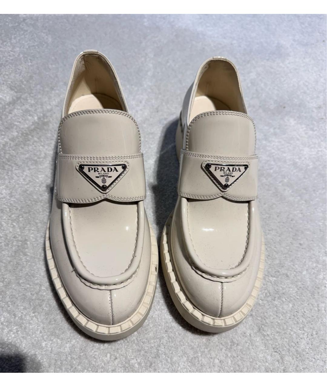 PRADA Бежевые лоферы из лакированной кожи, фото 2