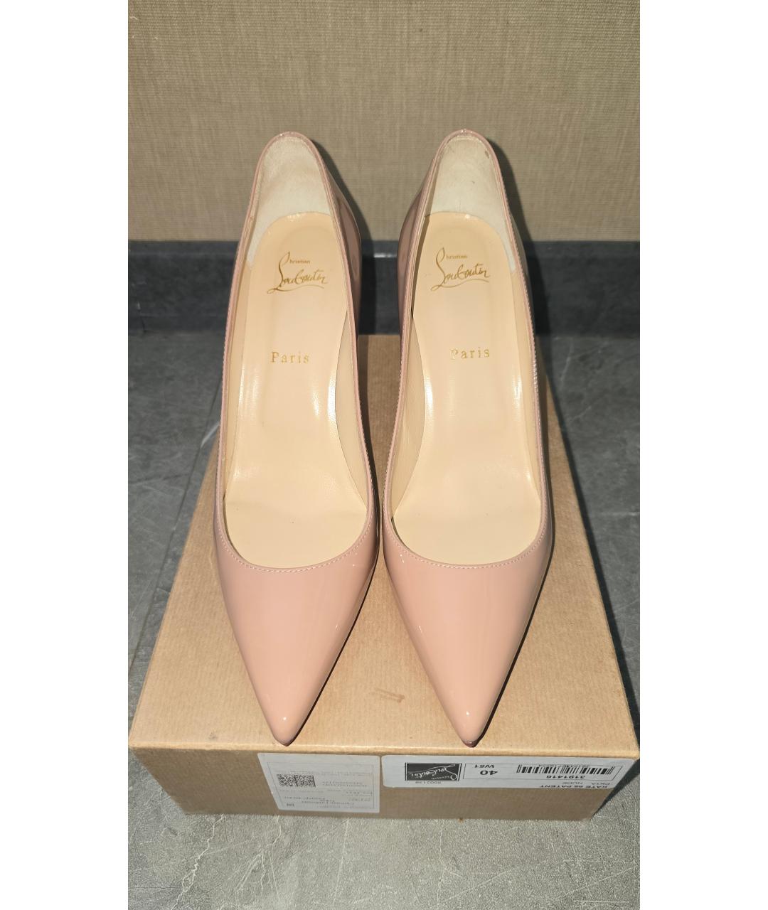 CHRISTIAN LOUBOUTIN Бежевые лодочки на низком каблуке из лакированной кожи, фото 2