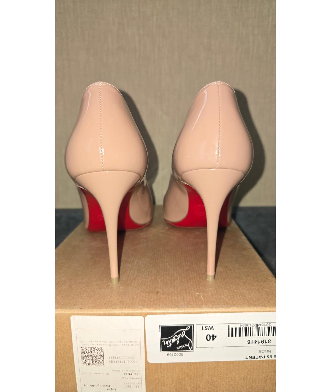 CHRISTIAN LOUBOUTIN Бежевые лодочки на низком каблуке из лакированной кожи, фото 4