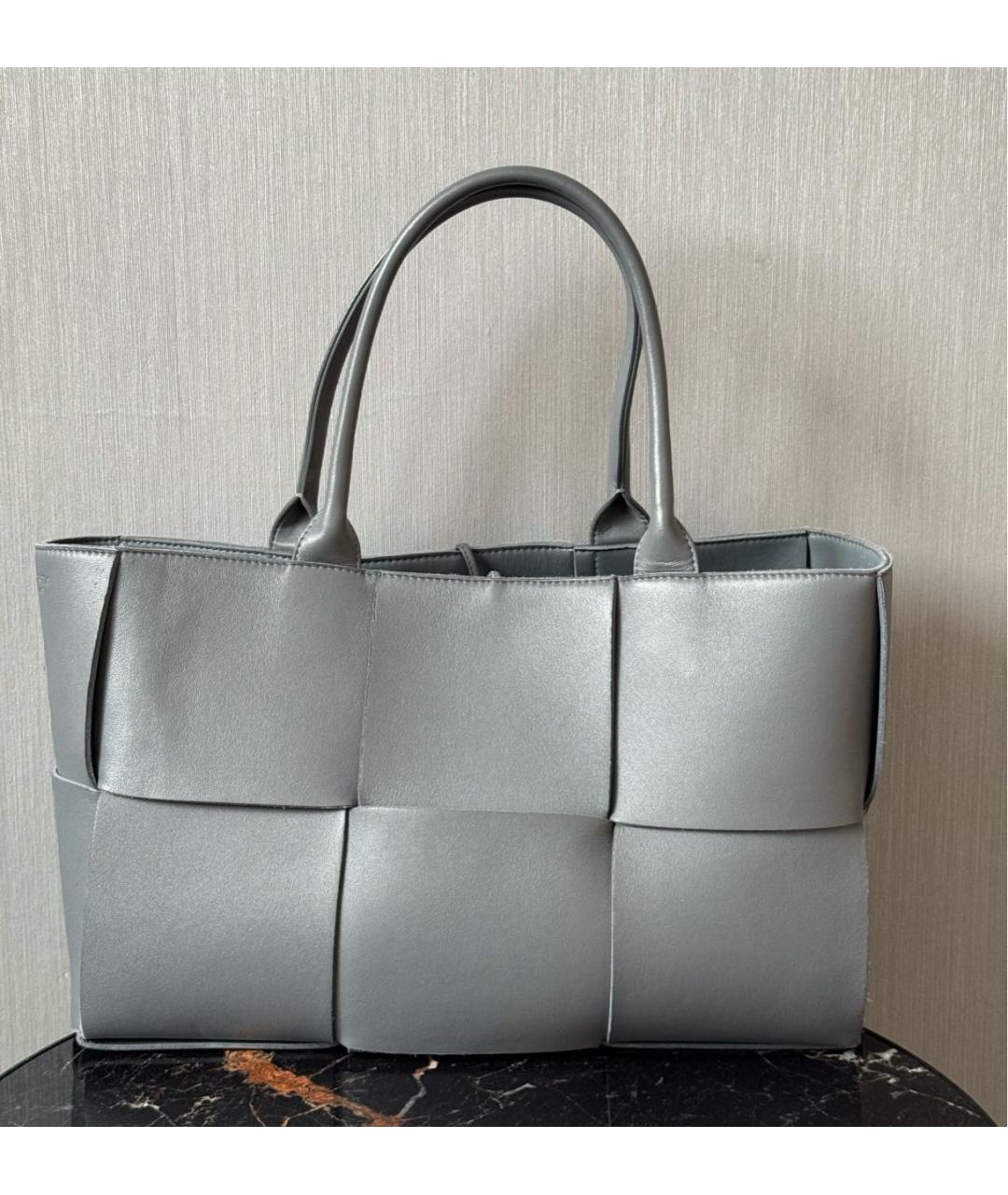 BOTTEGA VENETA Серая кожаная сумка с короткими ручками, фото 2
