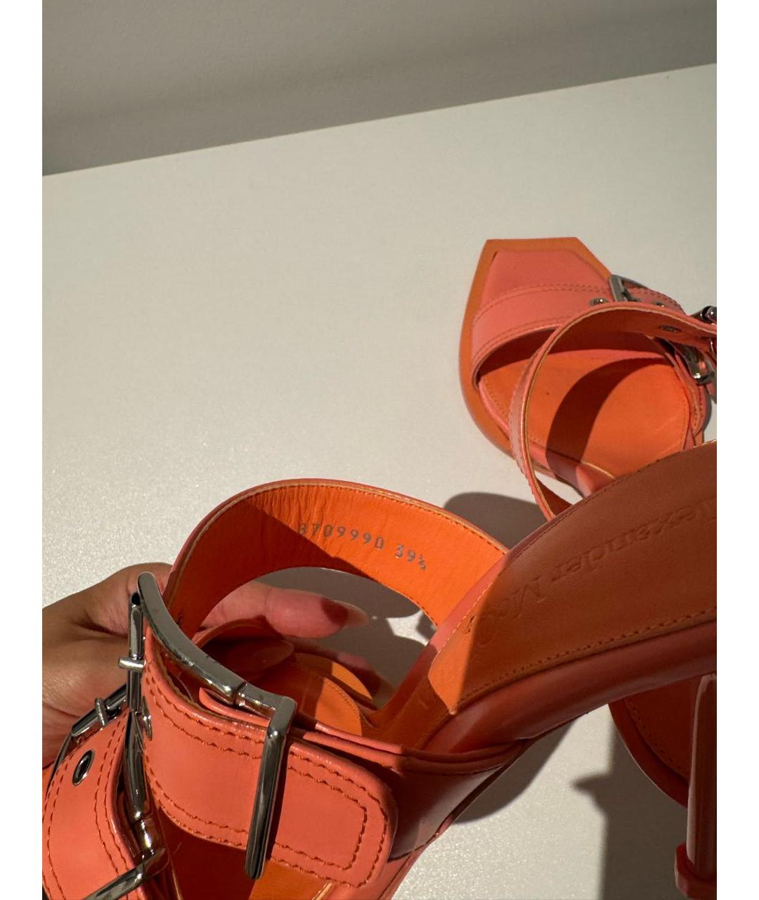 ALEXANDER MCQUEEN Оранжевое кожаные босоножки, фото 7