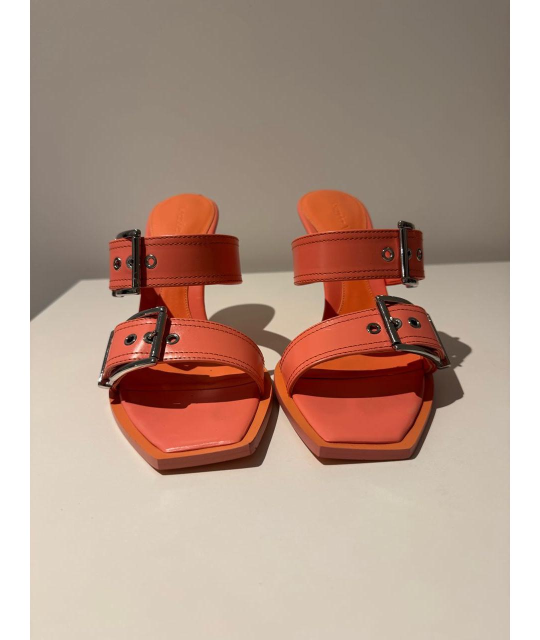 ALEXANDER MCQUEEN Оранжевое кожаные босоножки, фото 2