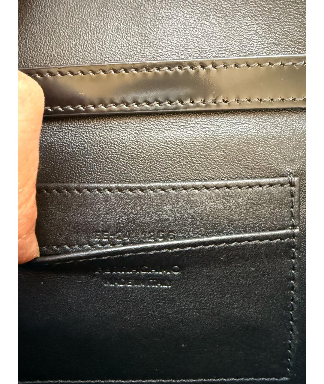 FERRAGAMO Черная сумка через плечо из лакированной кожи, фото 8