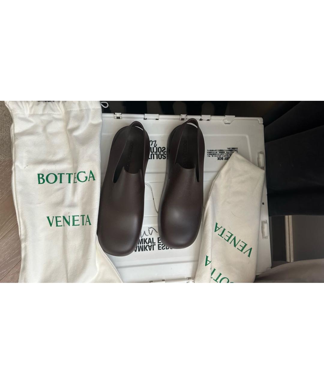 BOTTEGA VENETA Коричневые резиновые сабо, фото 5