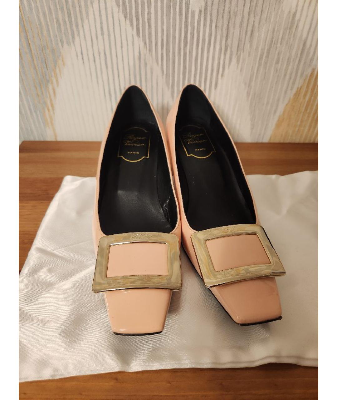 ROGER VIVIER Розовые лодочки на низком каблуке из лакированной кожи, фото 2