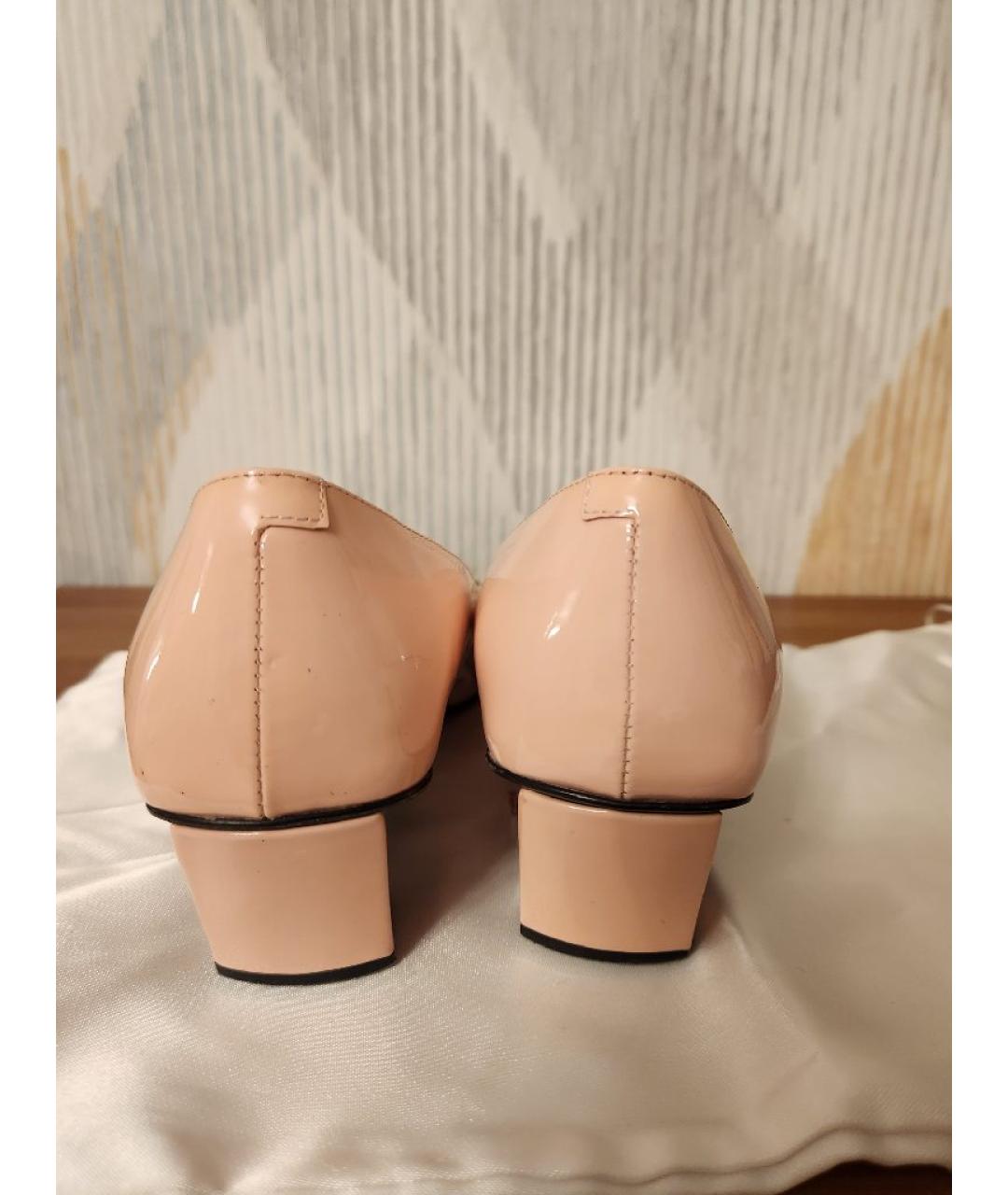 ROGER VIVIER Розовые лодочки на низком каблуке из лакированной кожи, фото 4