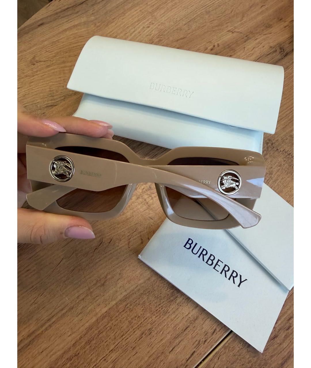BURBERRY Бежевые пластиковые солнцезащитные очки, фото 8
