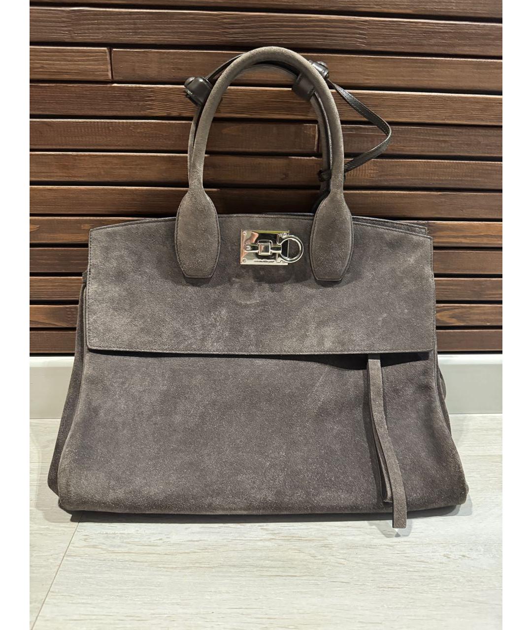 FERRAGAMO Антрацитовая замшевая сумка тоут, фото 9