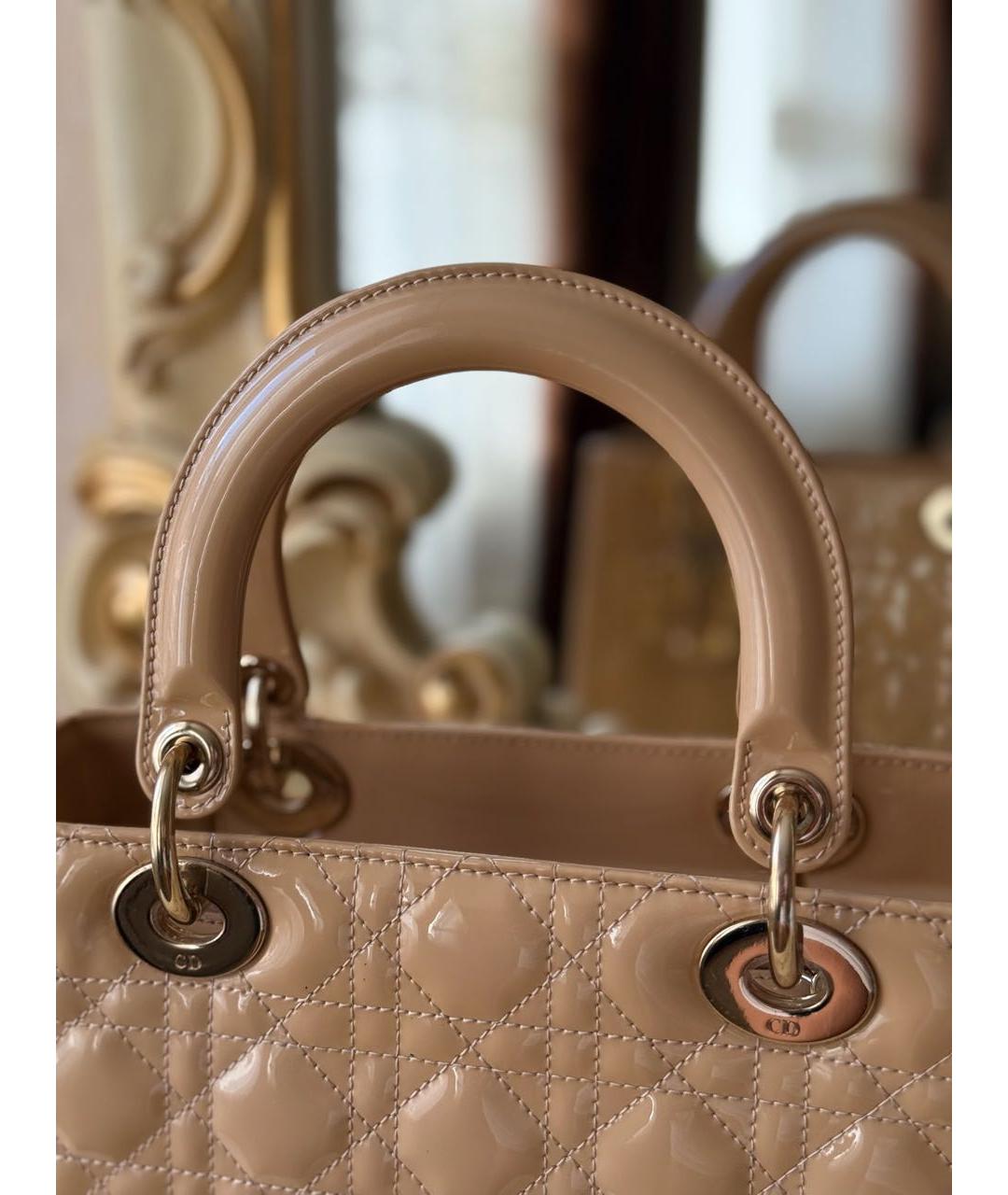 CHRISTIAN DIOR Бежевая сумка с короткими ручками из лакированной кожи, фото 7
