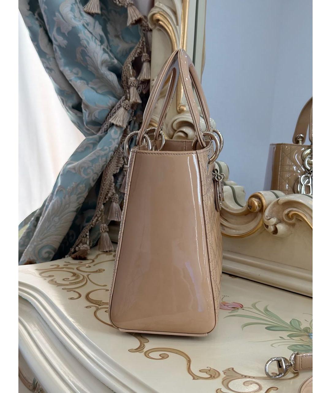 CHRISTIAN DIOR Бежевая сумка с короткими ручками из лакированной кожи, фото 5