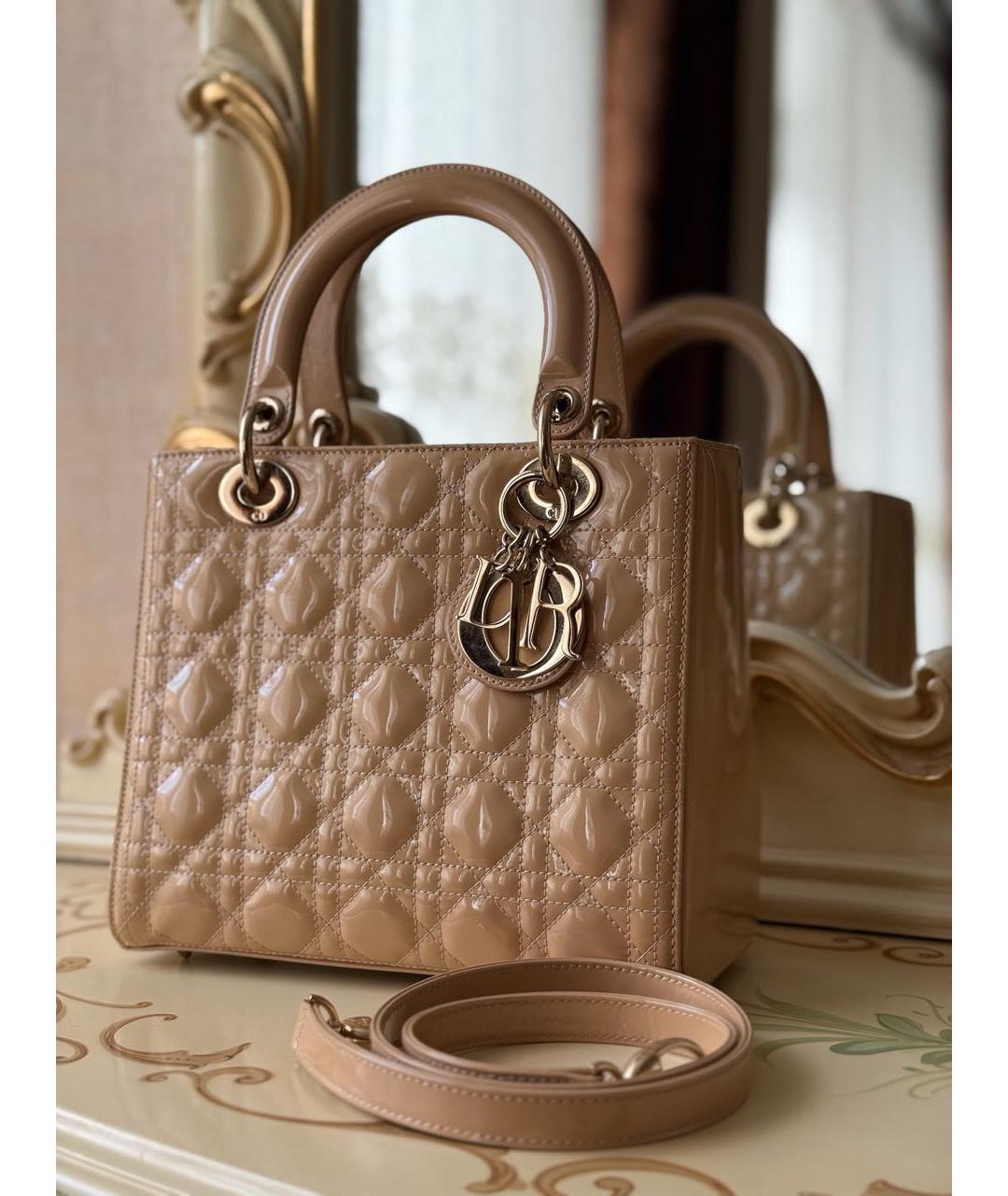 CHRISTIAN DIOR Бежевая сумка с короткими ручками из лакированной кожи, фото 3