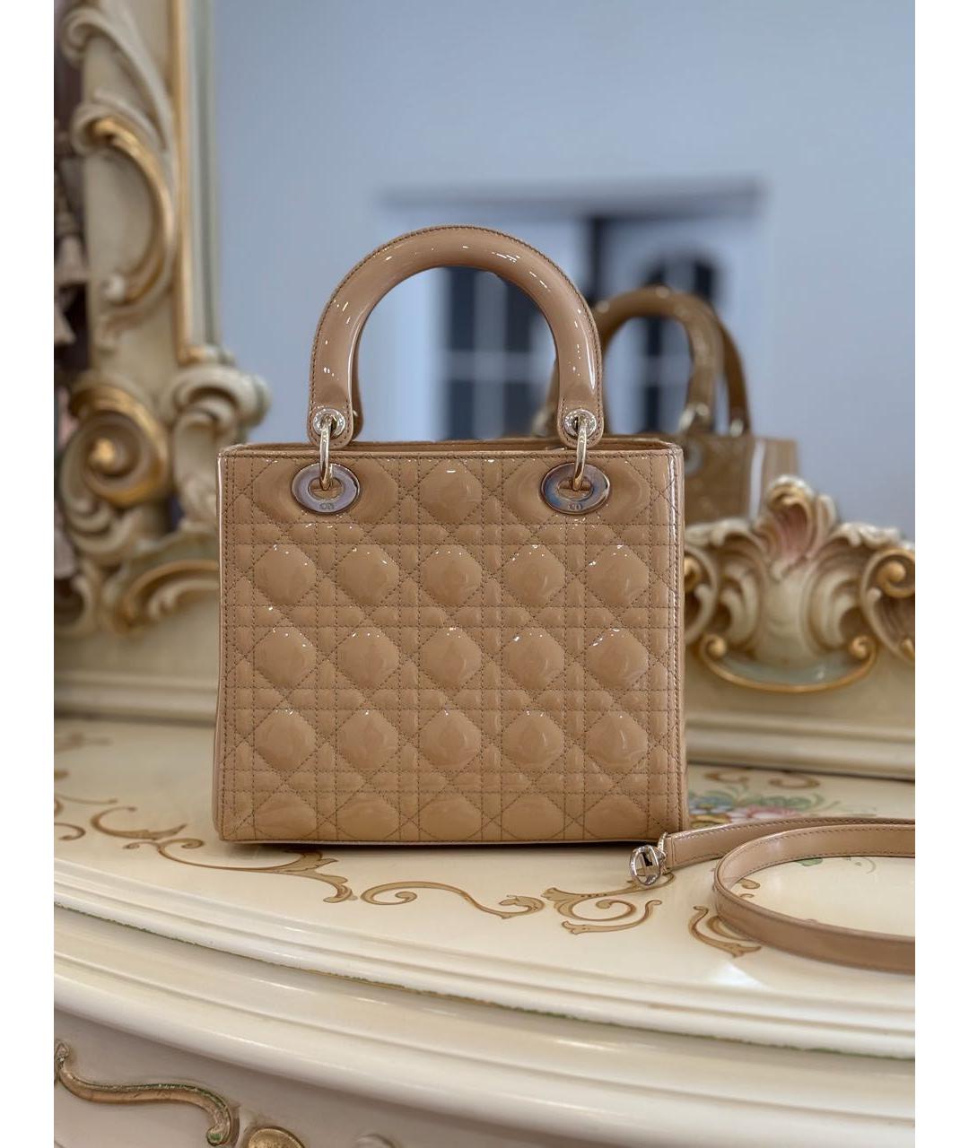 CHRISTIAN DIOR Бежевая сумка с короткими ручками из лакированной кожи, фото 4