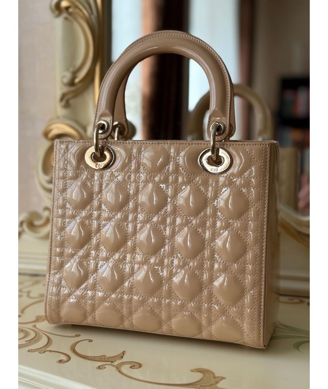 CHRISTIAN DIOR Бежевая сумка с короткими ручками из лакированной кожи, фото 3