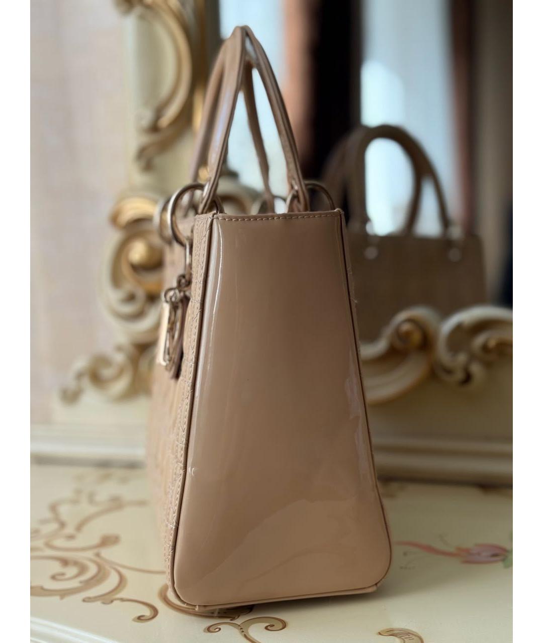 CHRISTIAN DIOR Бежевая сумка с короткими ручками из лакированной кожи, фото 5