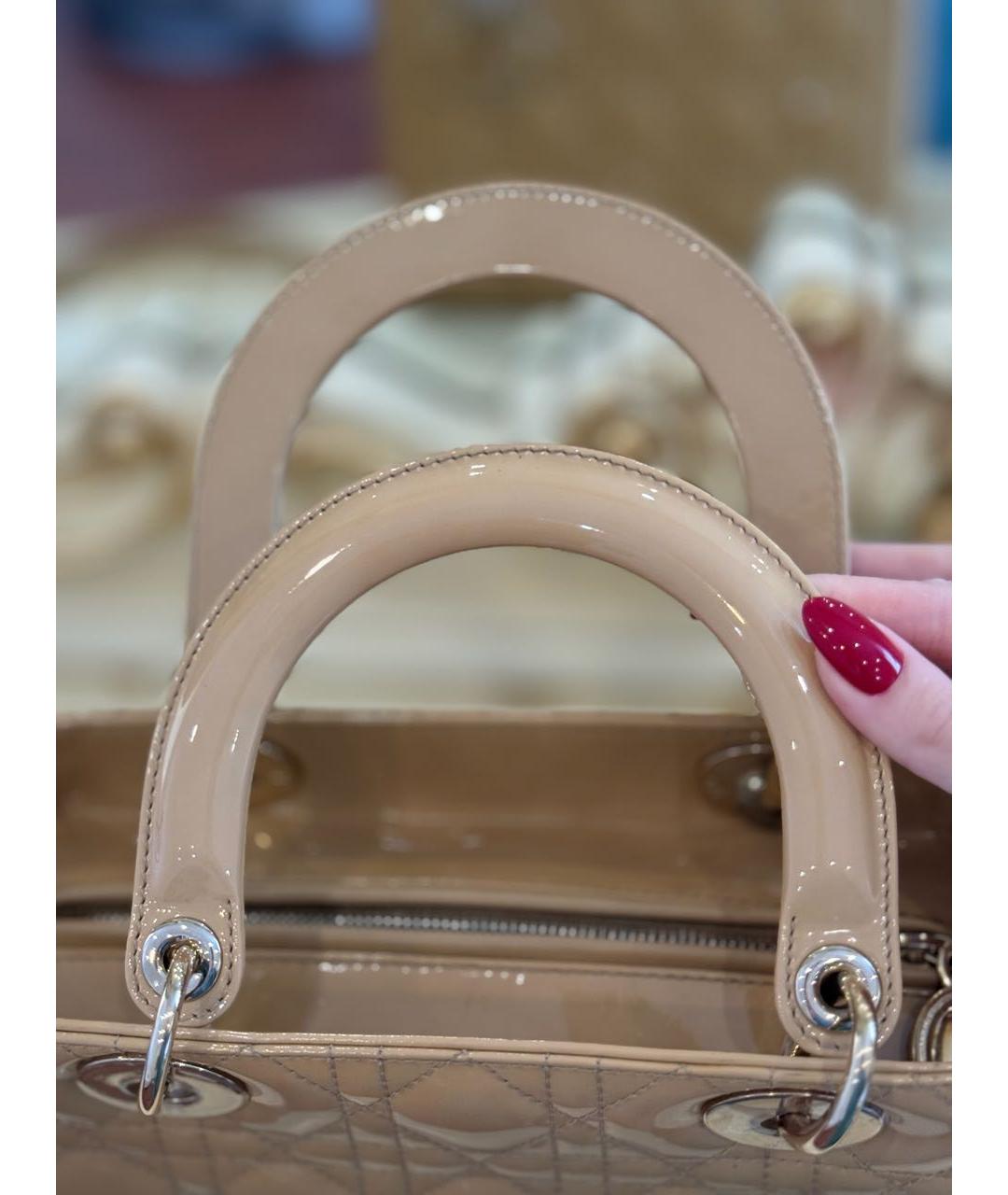 CHRISTIAN DIOR Бежевая сумка с короткими ручками из лакированной кожи, фото 7