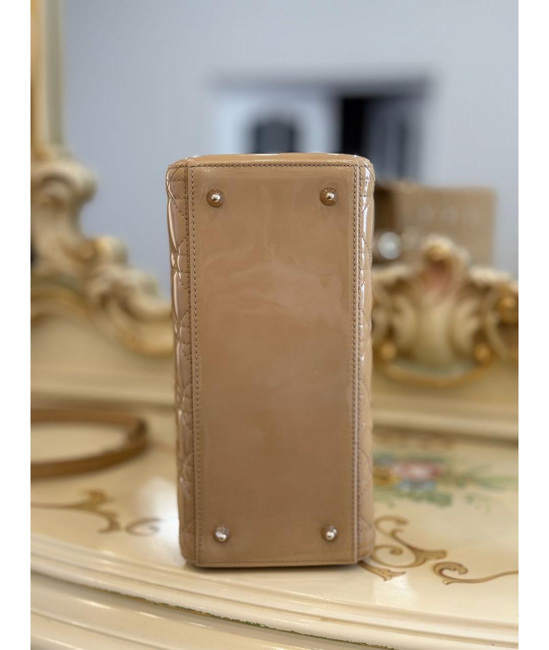 CHRISTIAN DIOR Бежевая сумка с короткими ручками из лакированной кожи, фото 8