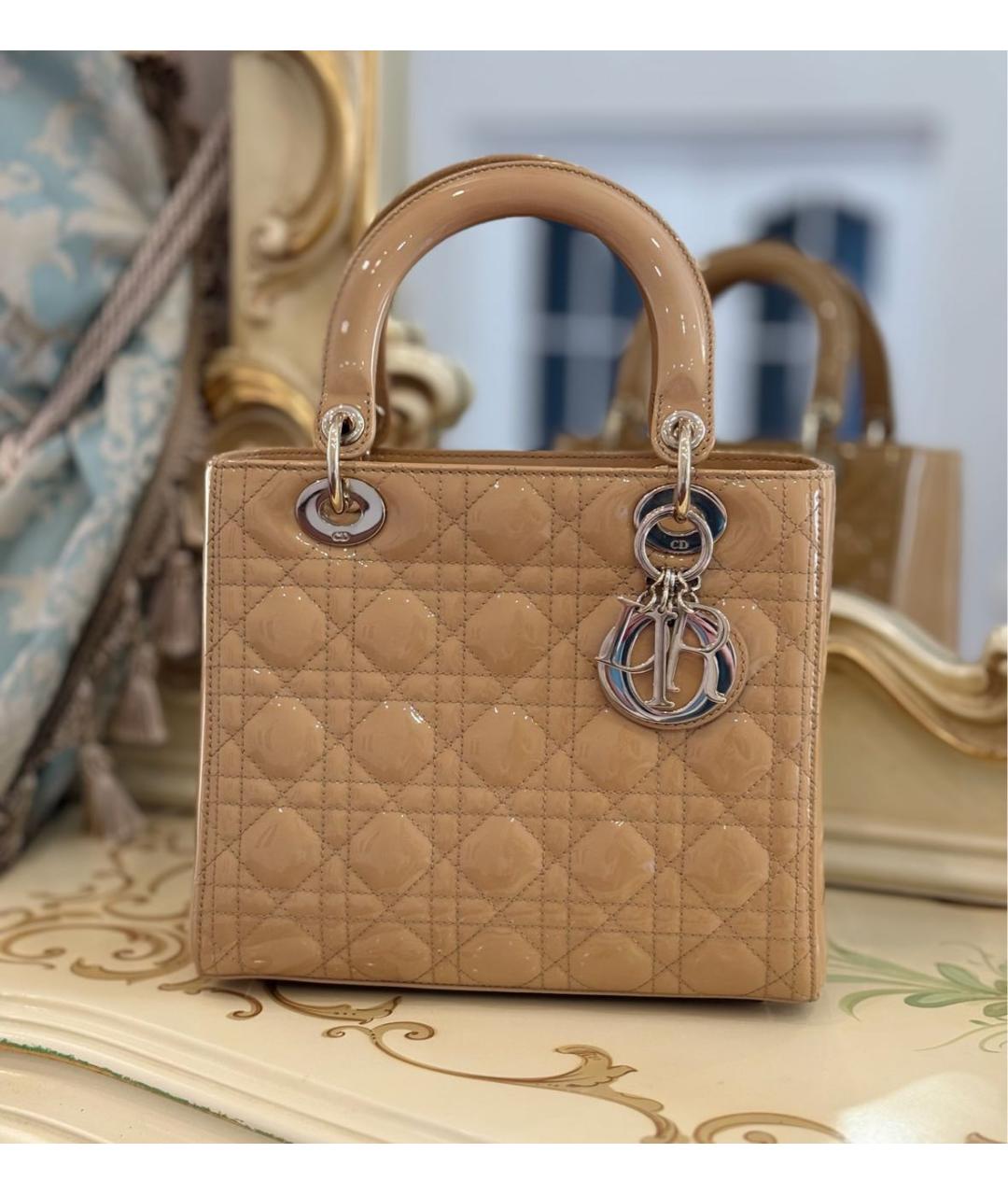 CHRISTIAN DIOR Бежевая сумка с короткими ручками из лакированной кожи, фото 3