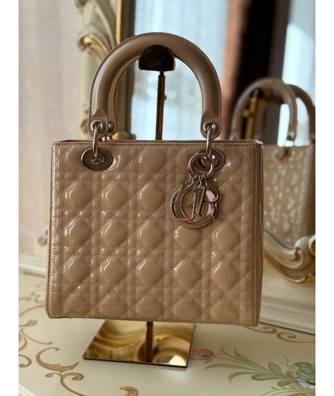 CHRISTIAN DIOR Бежевая сумка с короткими ручками из лакированной кожи, фото 2