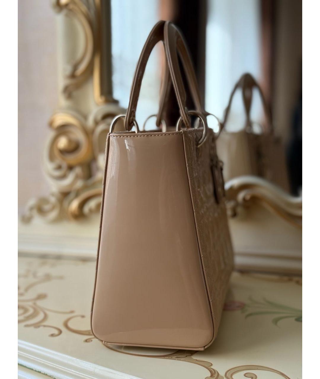 CHRISTIAN DIOR Бежевая сумка с короткими ручками из лакированной кожи, фото 4