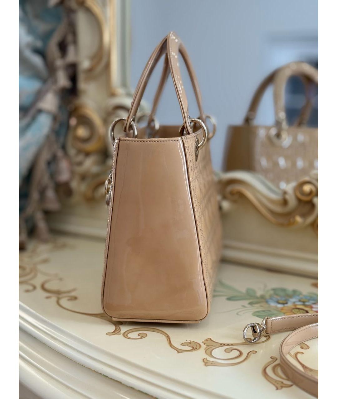 CHRISTIAN DIOR Бежевая сумка с короткими ручками из лакированной кожи, фото 6