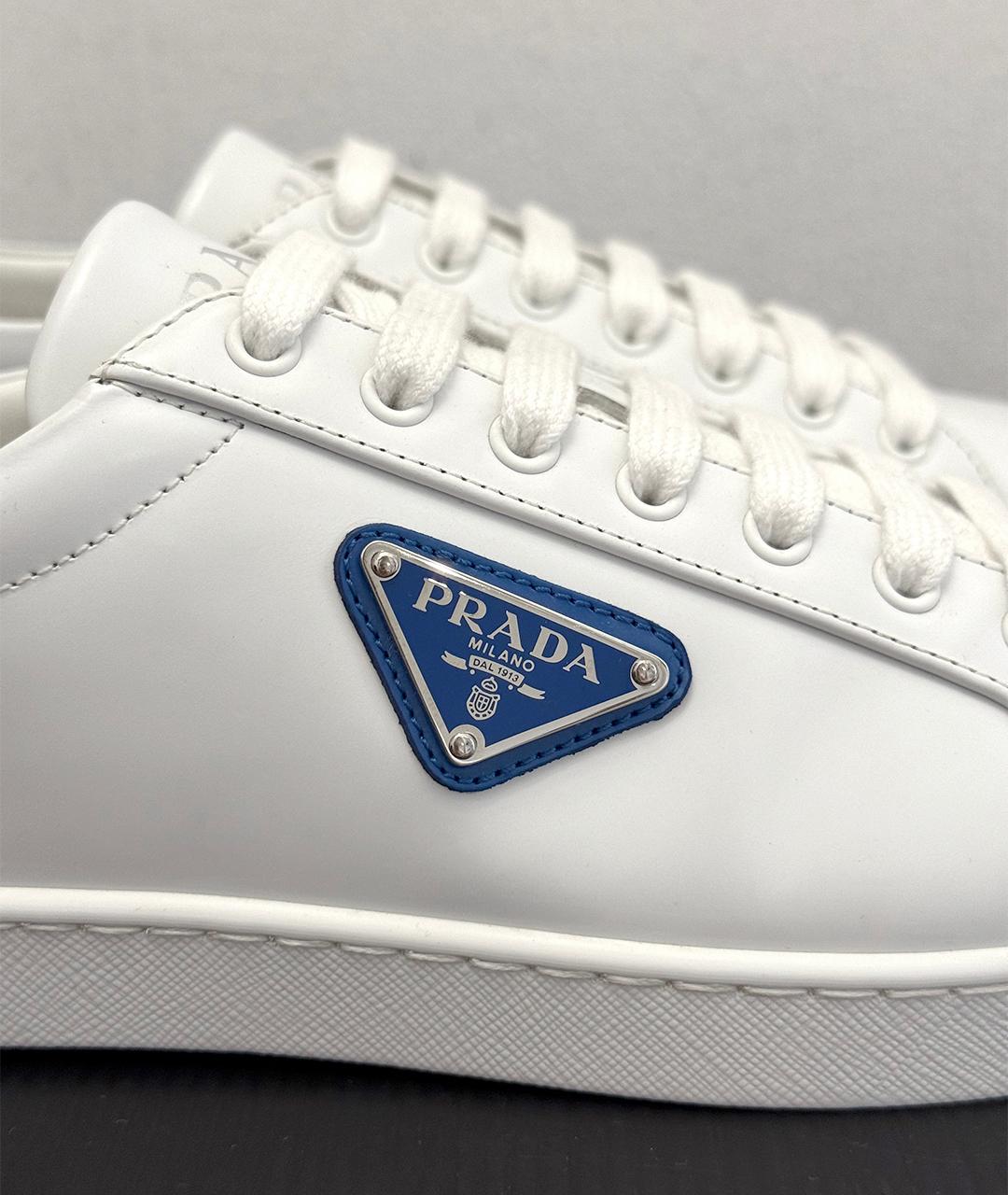 PRADA Белые кожаные низкие кроссовки / кеды, фото 3