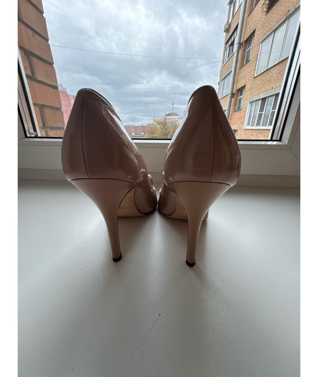 MANOLO BLAHNIK Бежевые туфли из лакированной кожи, фото 4