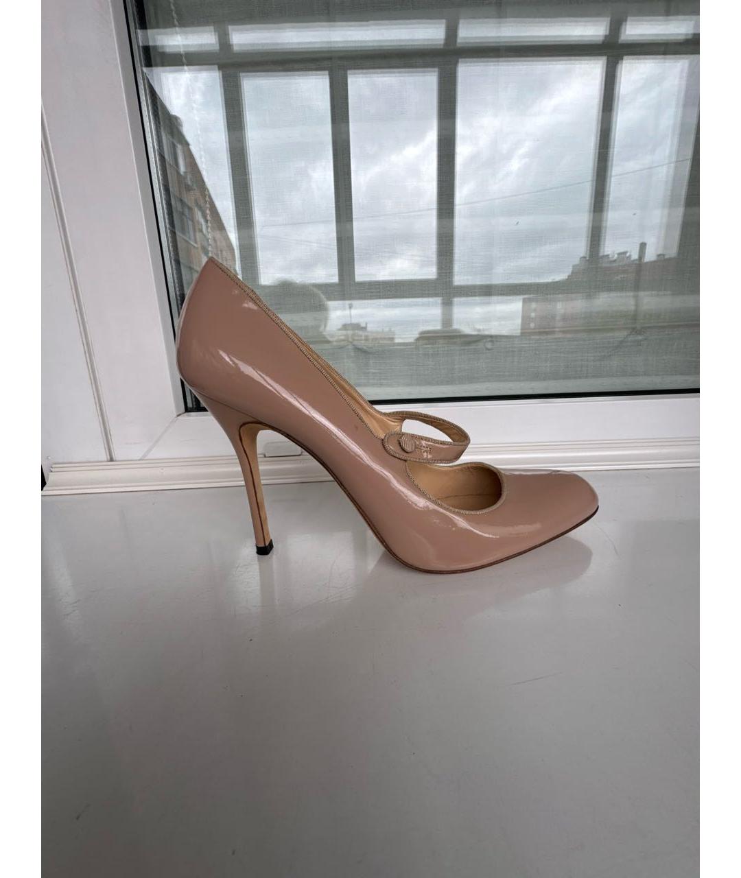 MANOLO BLAHNIK Бежевые туфли из лакированной кожи, фото 9