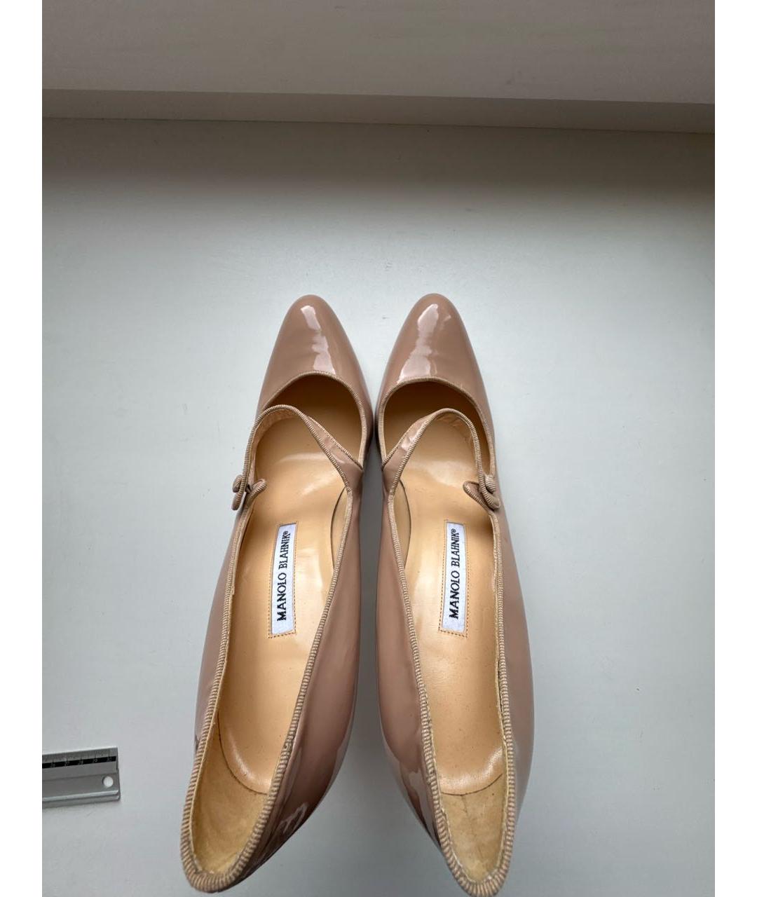 MANOLO BLAHNIK Бежевые туфли из лакированной кожи, фото 3