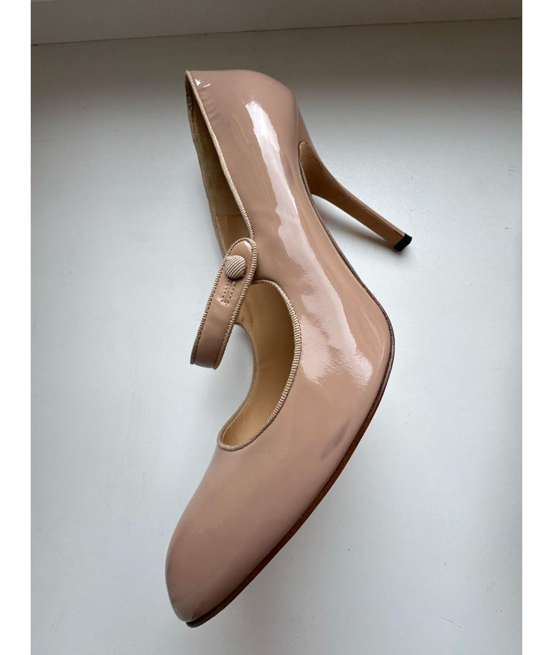 MANOLO BLAHNIK Бежевые туфли из лакированной кожи, фото 5