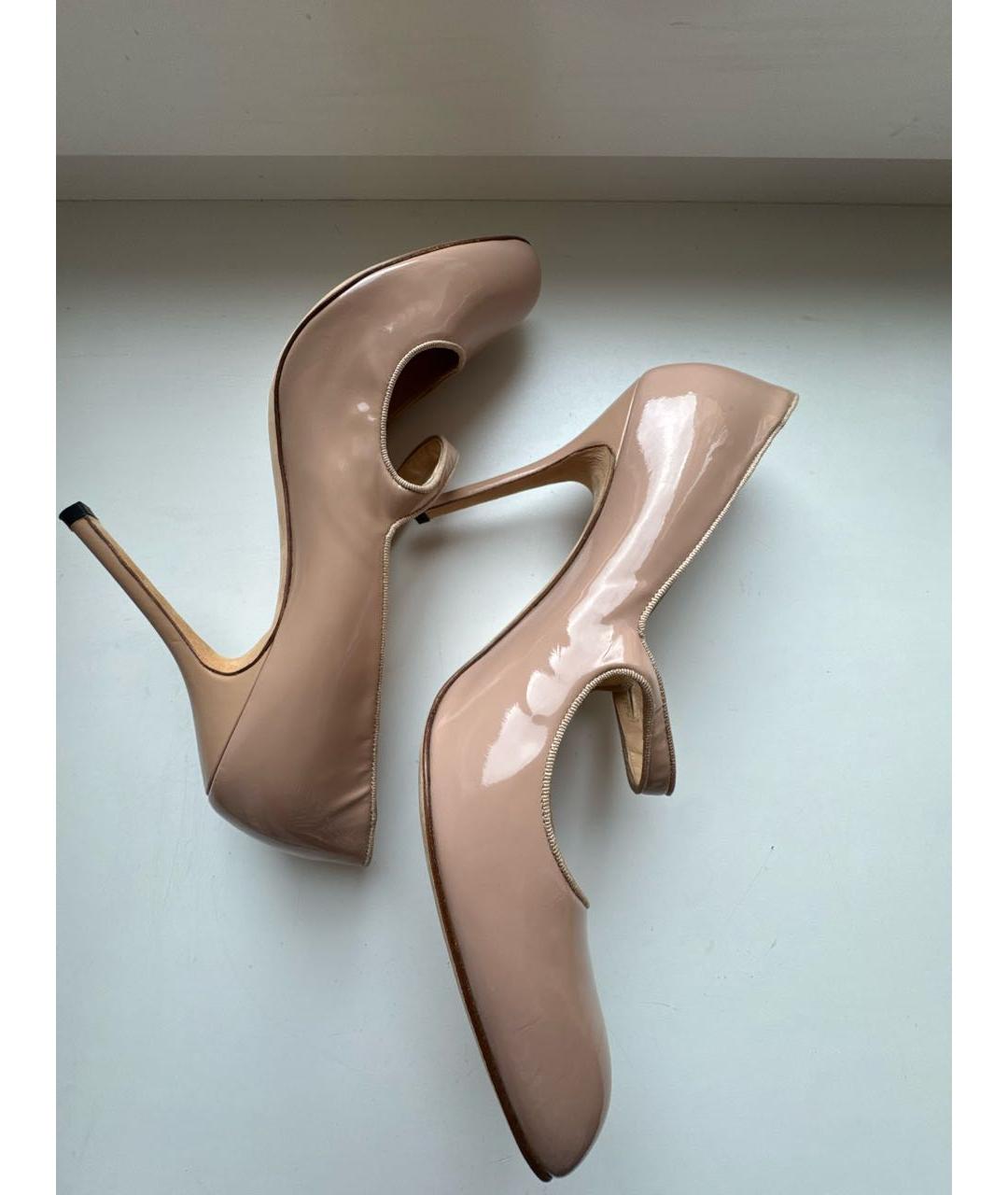 MANOLO BLAHNIK Бежевые туфли из лакированной кожи, фото 8