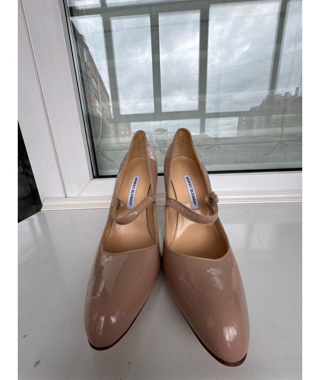 MANOLO BLAHNIK Бежевые туфли из лакированной кожи, фото 2