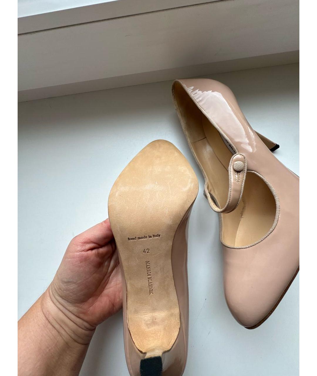 MANOLO BLAHNIK Бежевые туфли из лакированной кожи, фото 6