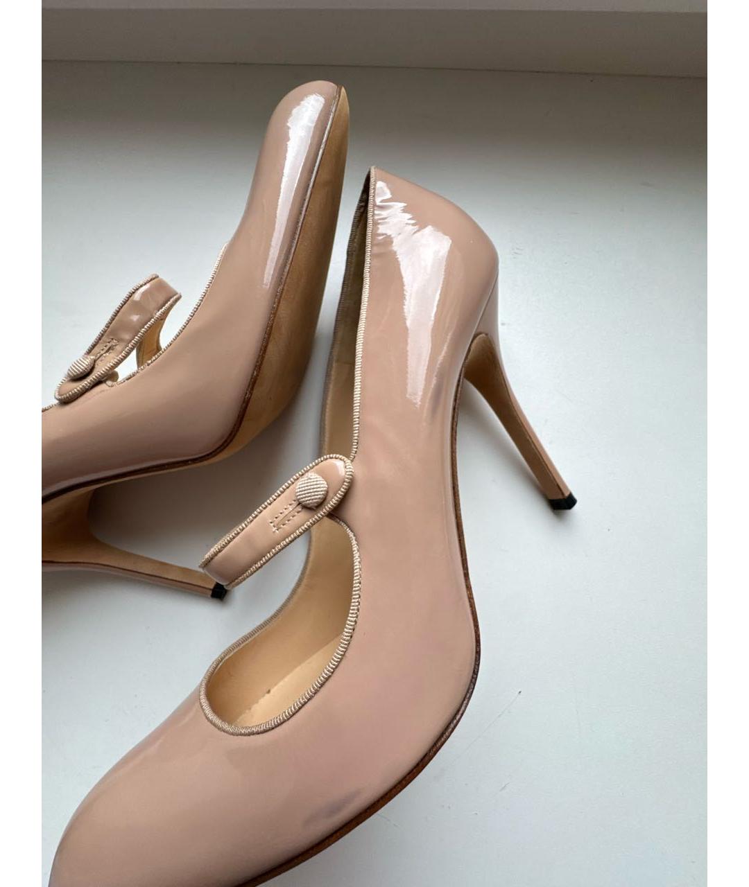 MANOLO BLAHNIK Бежевые туфли из лакированной кожи, фото 7