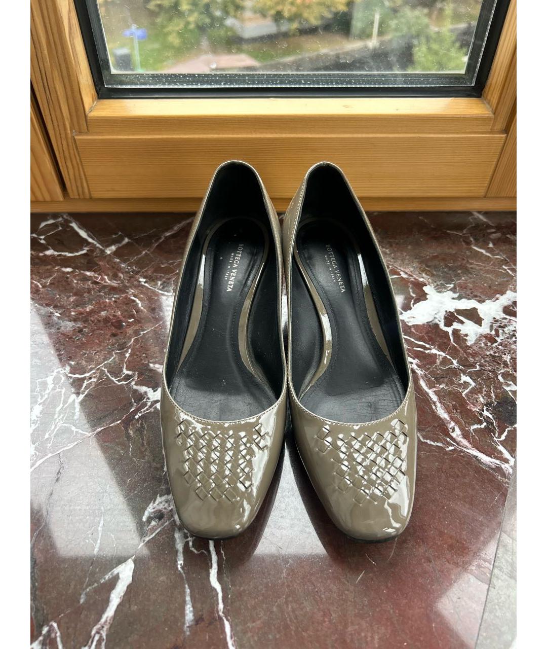 BOTTEGA VENETA Серые туфли из лакированной кожи, фото 2