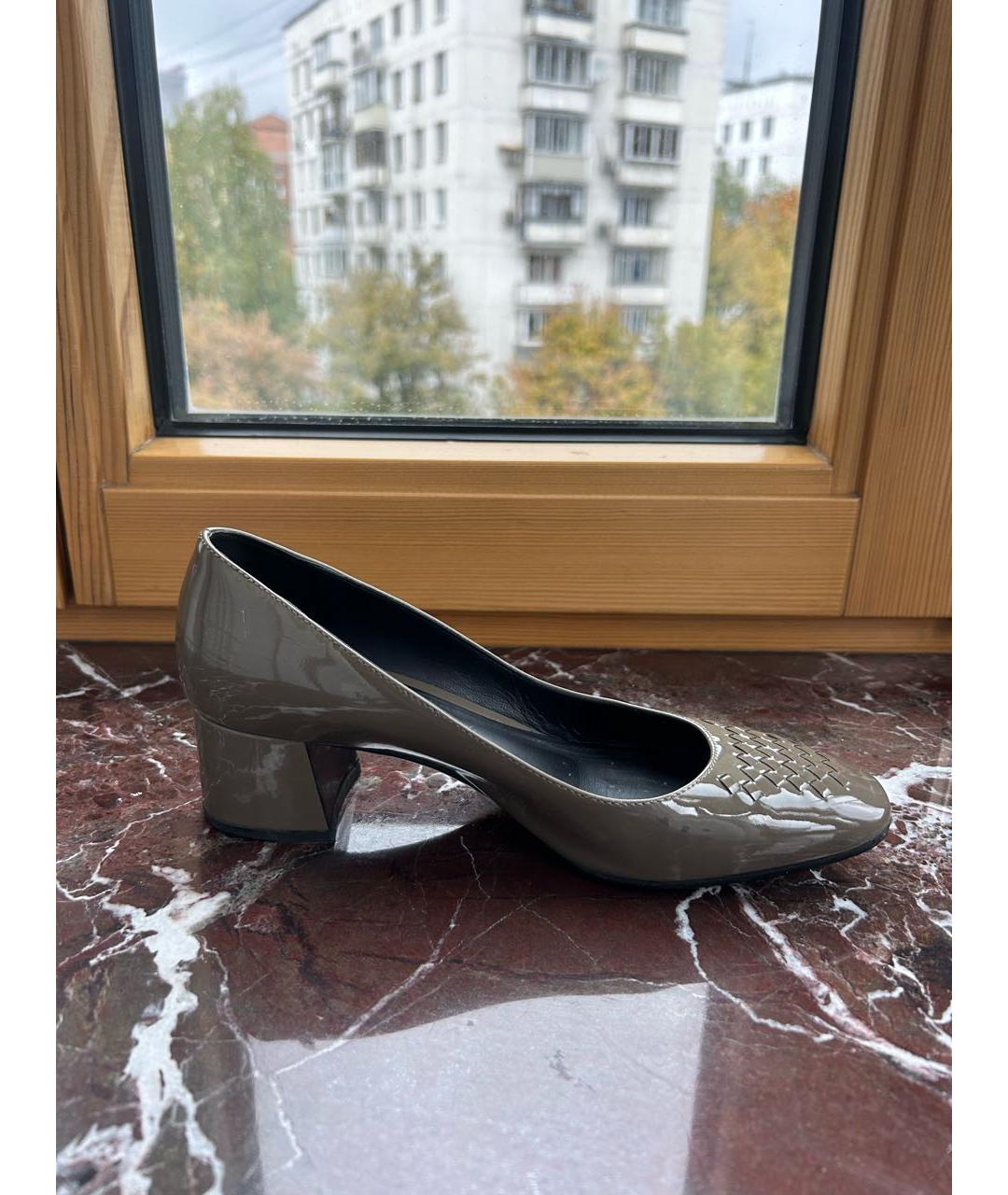BOTTEGA VENETA Серые туфли из лакированной кожи, фото 5