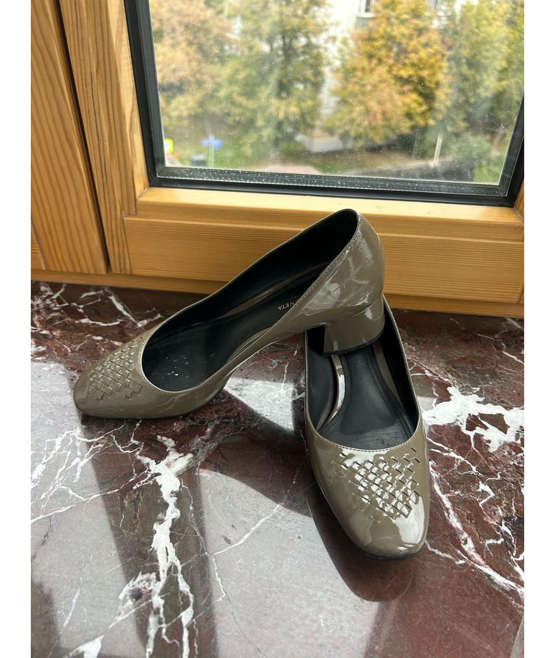 BOTTEGA VENETA Серые туфли из лакированной кожи, фото 3