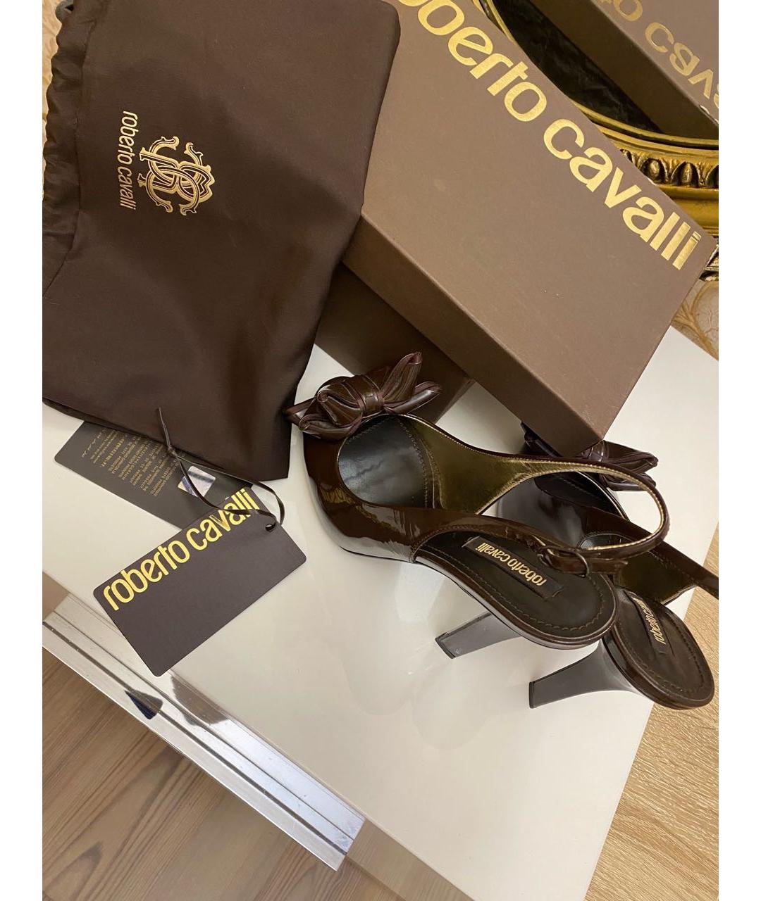 ROBERTO CAVALLI Коричневые босоножки из лакированной кожи, фото 7