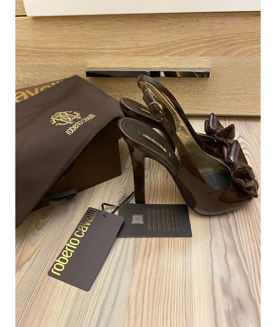 ROBERTO CAVALLI Коричневые босоножки из лакированной кожи, фото 2