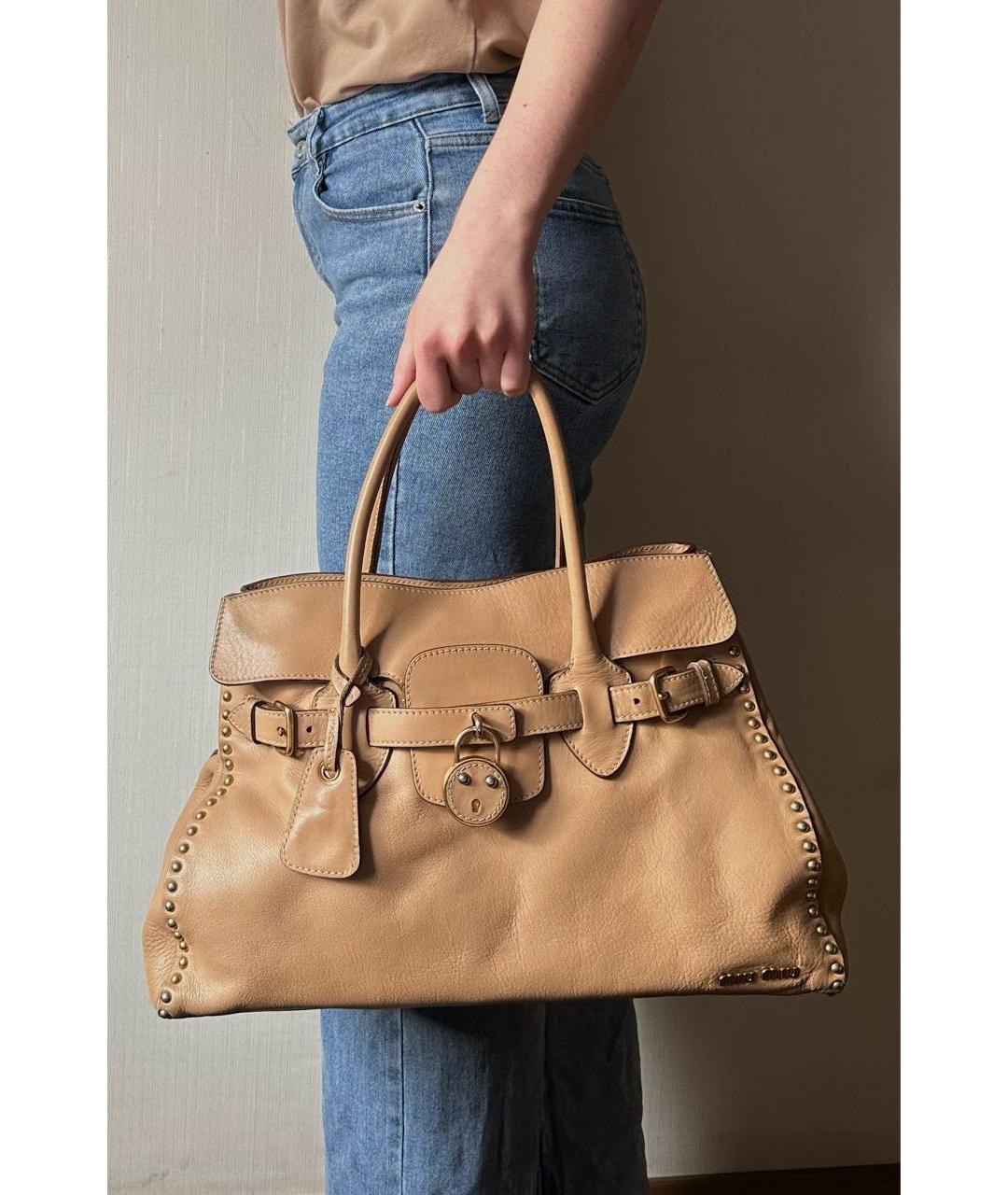 MIU MIU Коричневая кожаная сумка с короткими ручками, фото 6