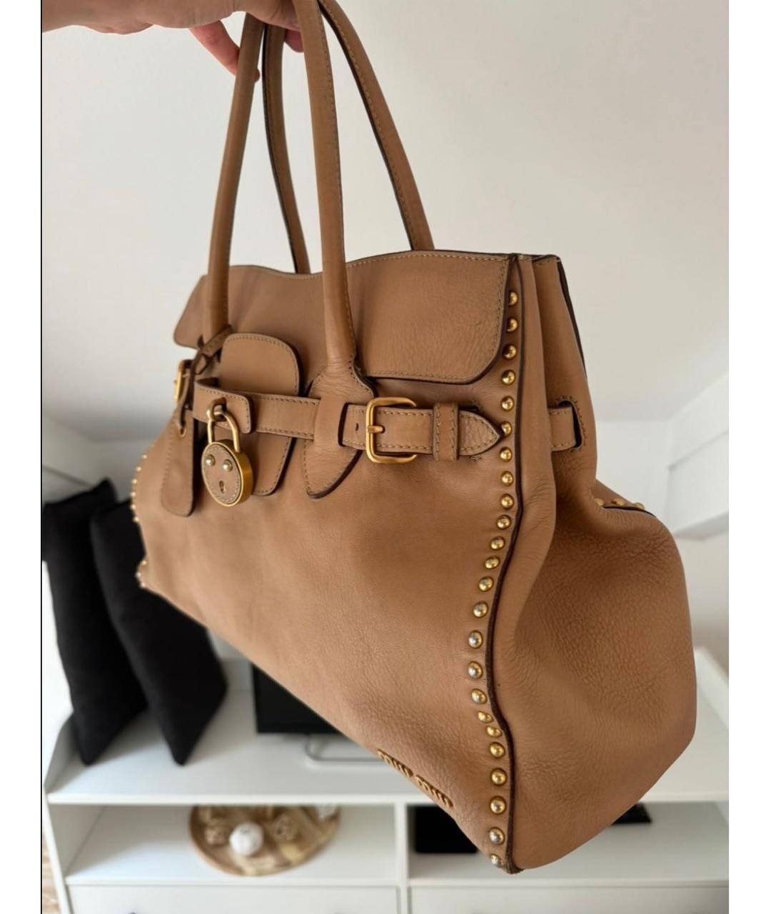 MIU MIU Коричневая кожаная сумка с короткими ручками, фото 2