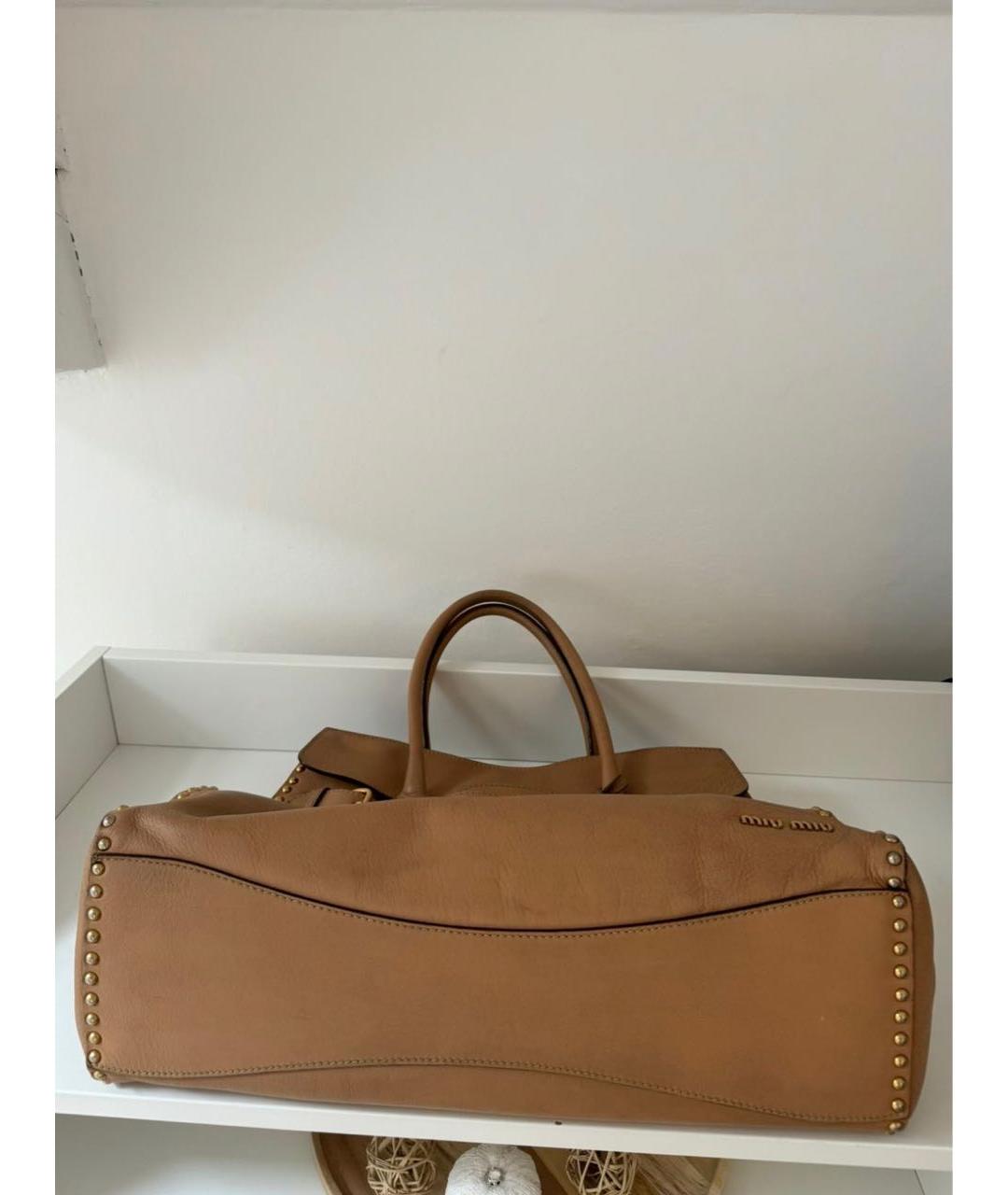 MIU MIU Коричневая кожаная сумка с короткими ручками, фото 3
