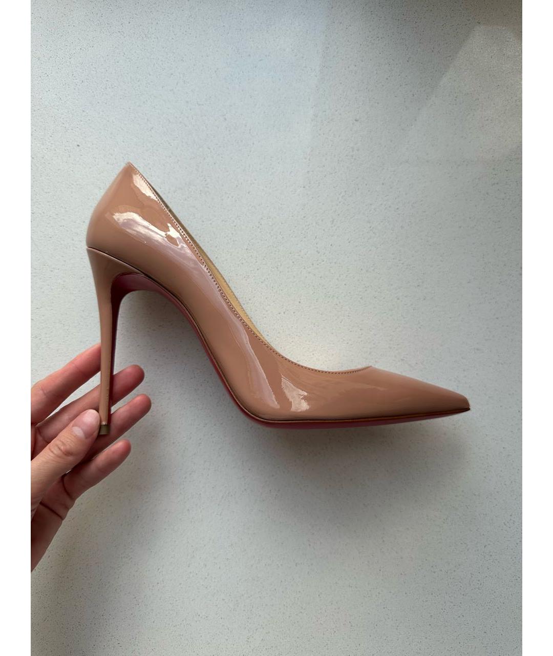 CHRISTIAN LOUBOUTIN Бежевые туфли из лакированной кожи, фото 7