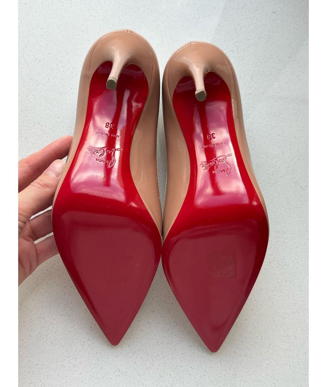 CHRISTIAN LOUBOUTIN Бежевые туфли из лакированной кожи, фото 5