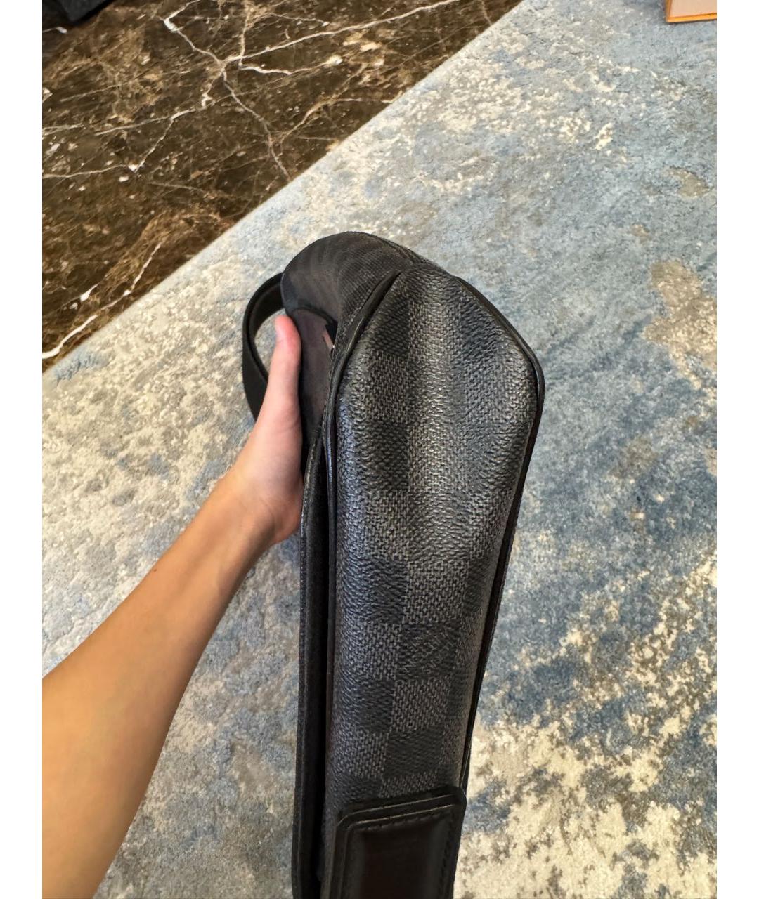 LOUIS VUITTON Черная кожаная сумка на плечо, фото 4