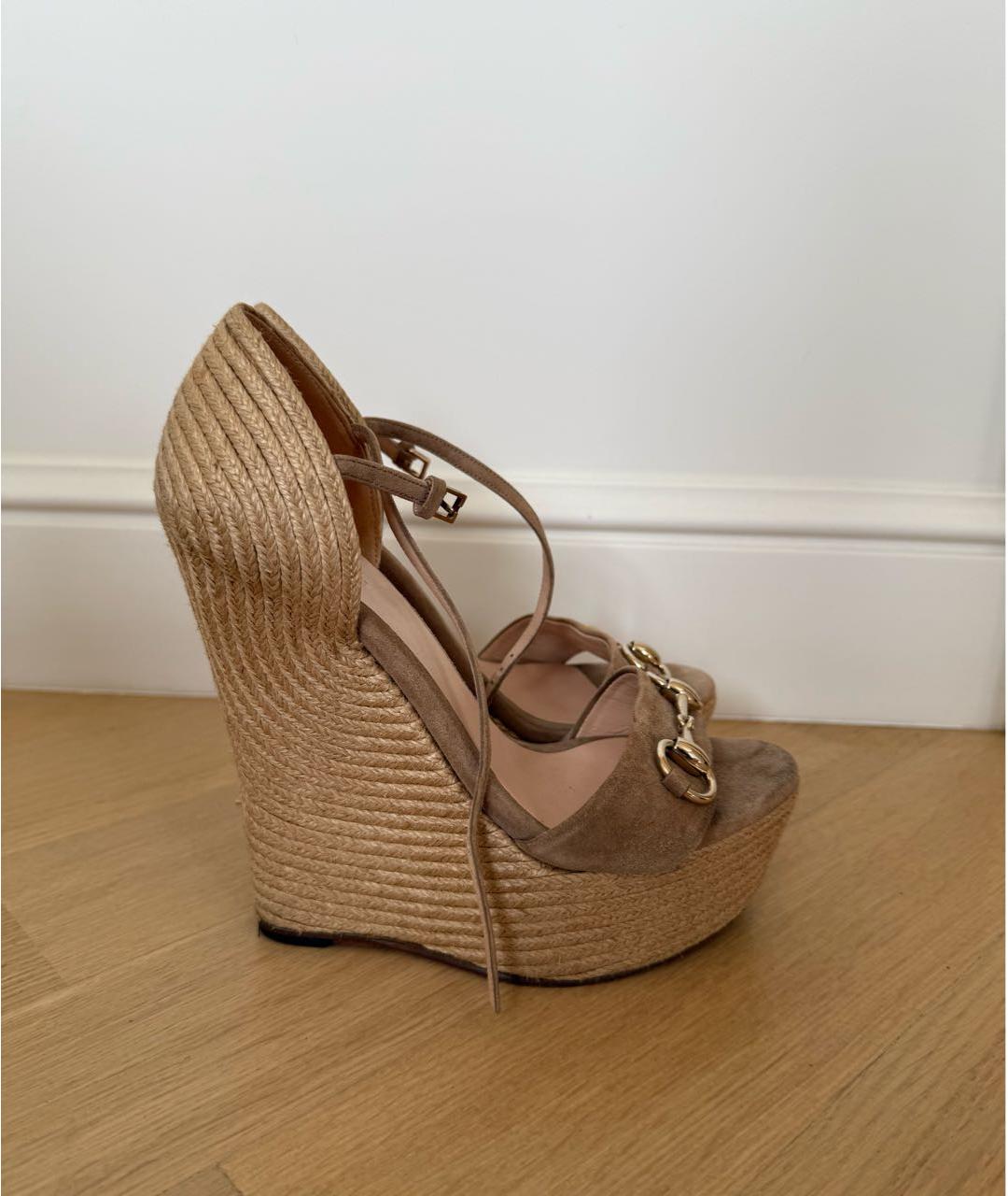 GUCCI Бежевые замшевые босоножки, фото 2